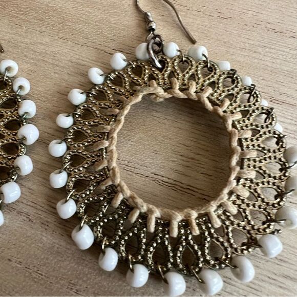 🍭6/$30 White bead and gold tone circle dangle drop earrings - Picture 3 of 5